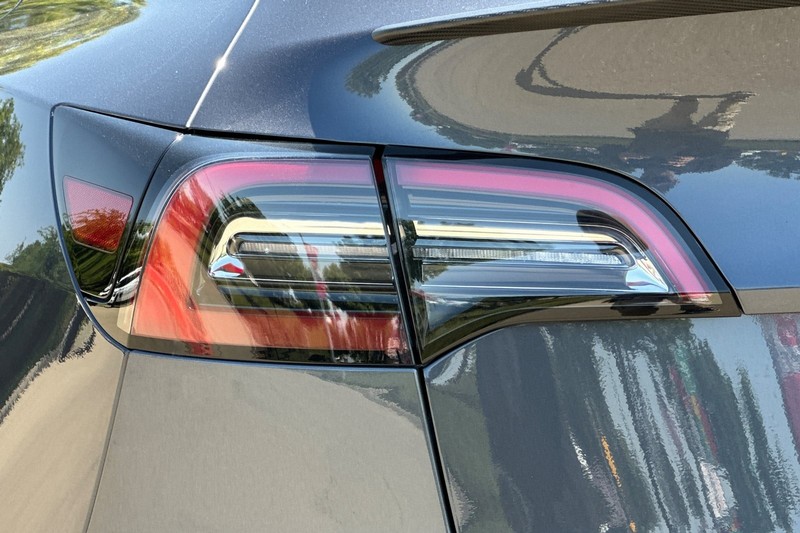 Tesla Model Y Vehicle Full-screen Gallery Image 47
