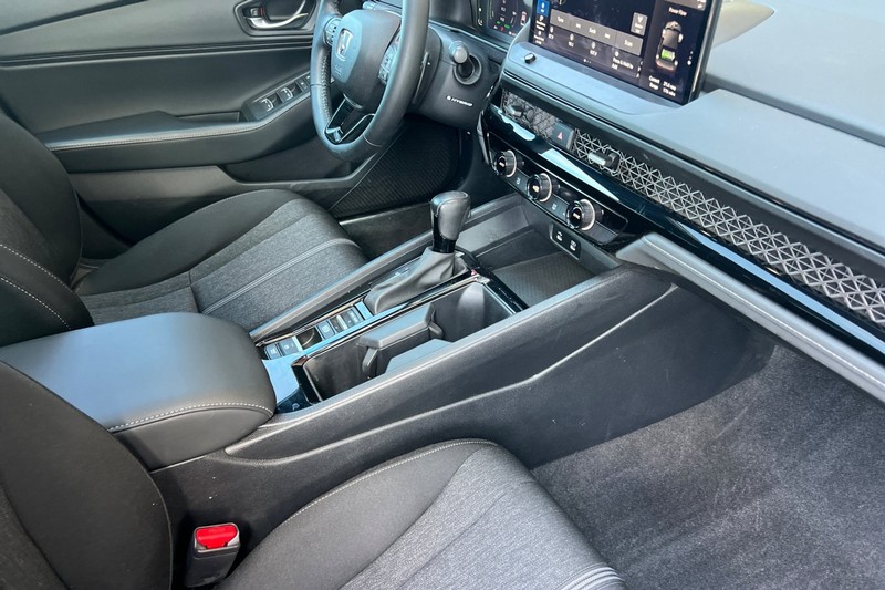 Honda Accord Hybrid Vehicle Full-screen Gallery Image 18