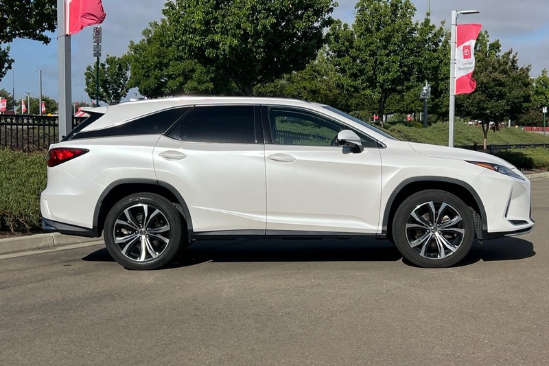 Lexus RX Vehicle Full-screen Gallery Image 03