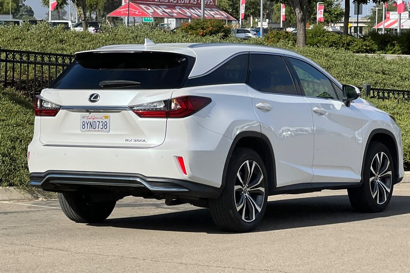 Lexus RX Vehicle Full-screen Gallery Image 04