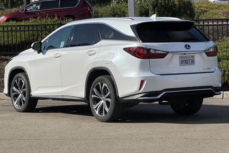Lexus RX Vehicle Full-screen Gallery Image 06