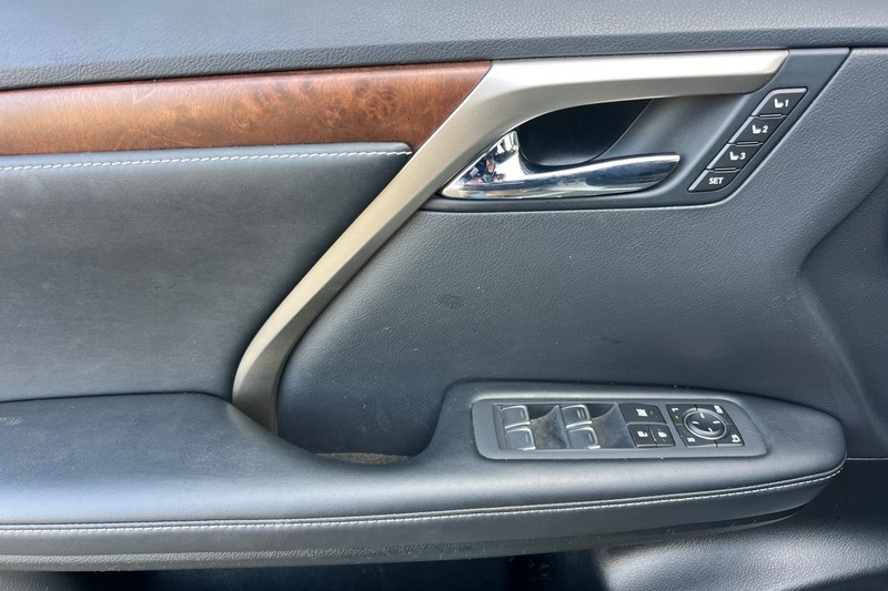 Lexus RX Vehicle Full-screen Gallery Image 11