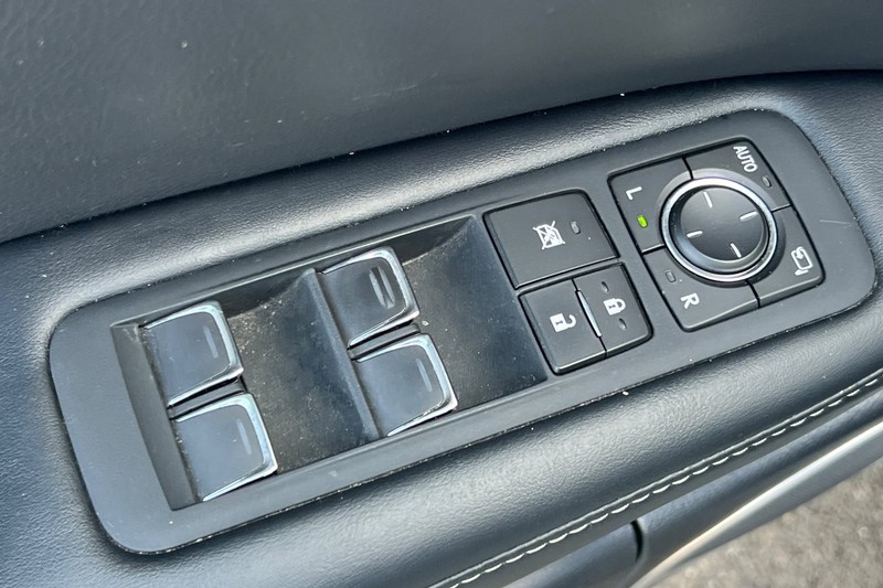Lexus RX Vehicle Full-screen Gallery Image 12