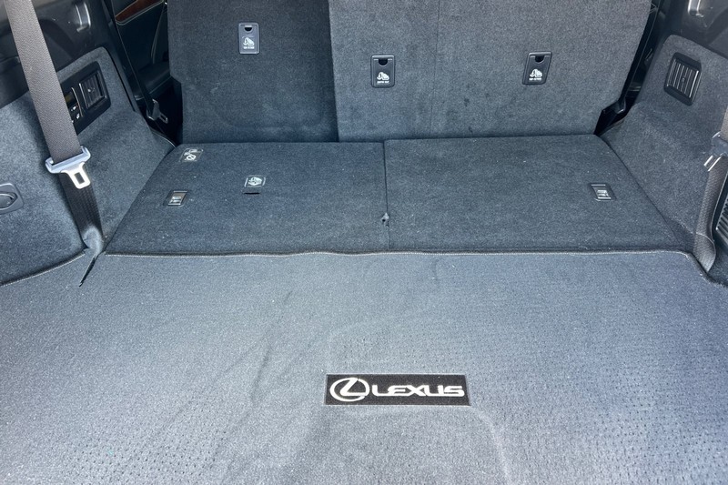 Lexus RX Vehicle Full-screen Gallery Image 17