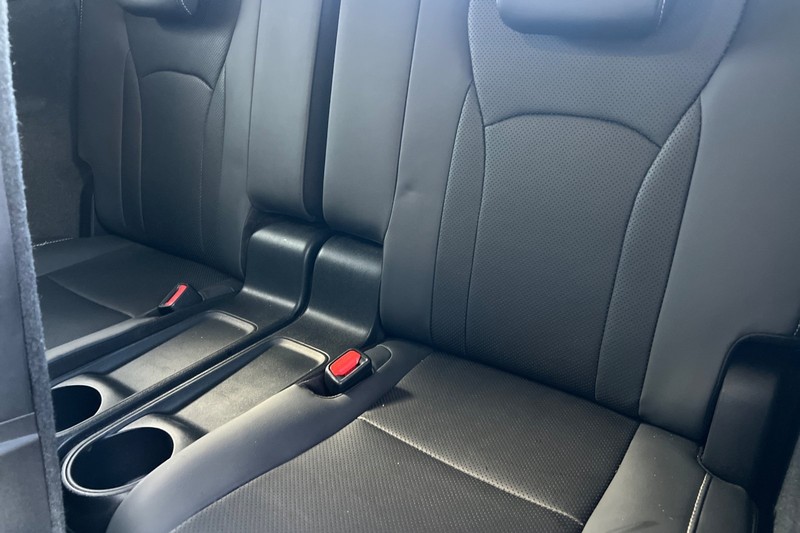 Lexus RX Vehicle Full-screen Gallery Image 18