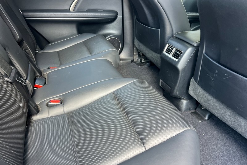 Lexus RX Vehicle Full-screen Gallery Image 19