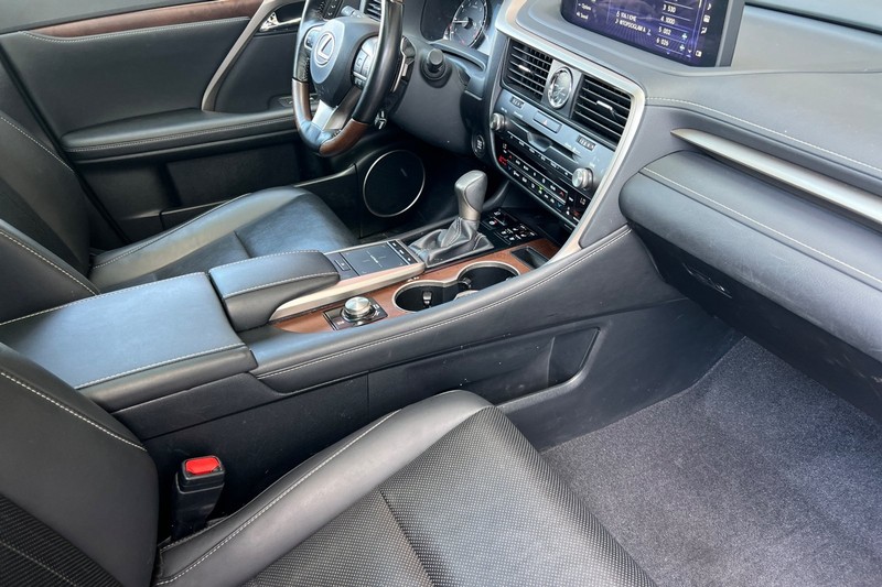 Lexus RX Vehicle Full-screen Gallery Image 20