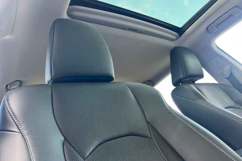 Lexus RX Vehicle Full-screen Gallery Image 21