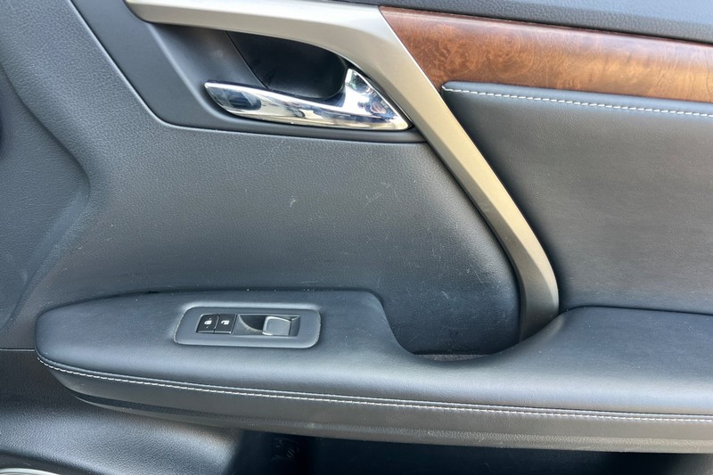 Lexus RX Vehicle Full-screen Gallery Image 22