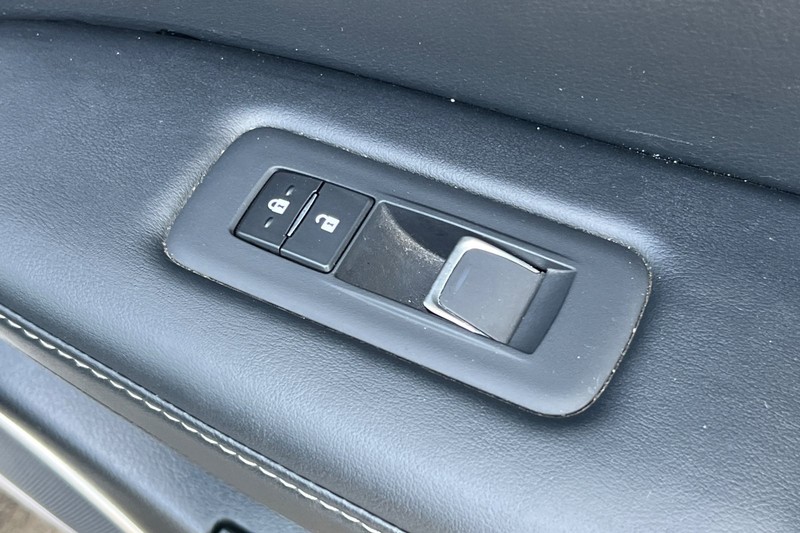 Lexus RX Vehicle Full-screen Gallery Image 23