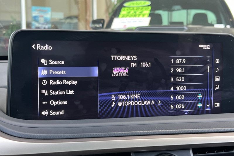 Lexus RX Vehicle Full-screen Gallery Image 27