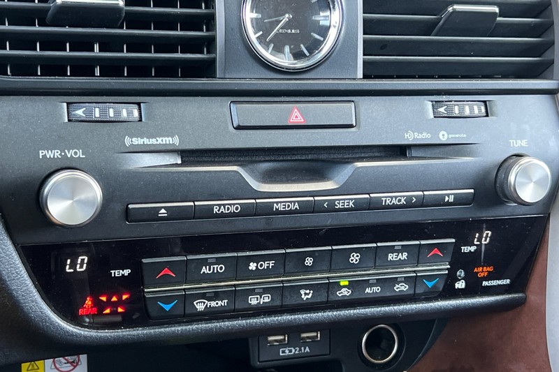 Lexus RX Vehicle Full-screen Gallery Image 29