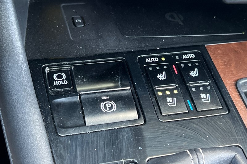 Lexus RX Vehicle Full-screen Gallery Image 30