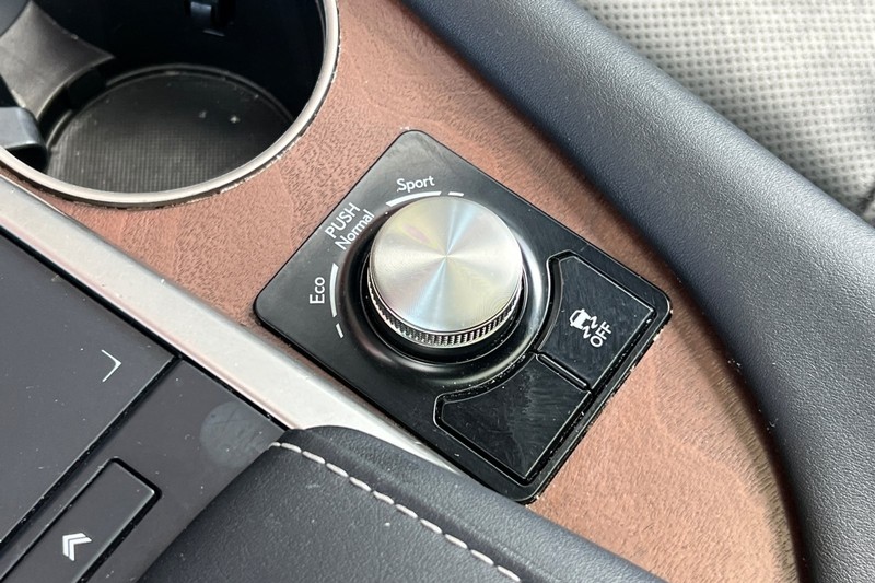 Lexus RX Vehicle Full-screen Gallery Image 31