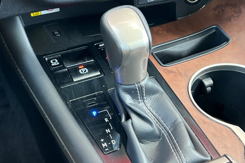 Lexus RX Vehicle Full-screen Gallery Image 32
