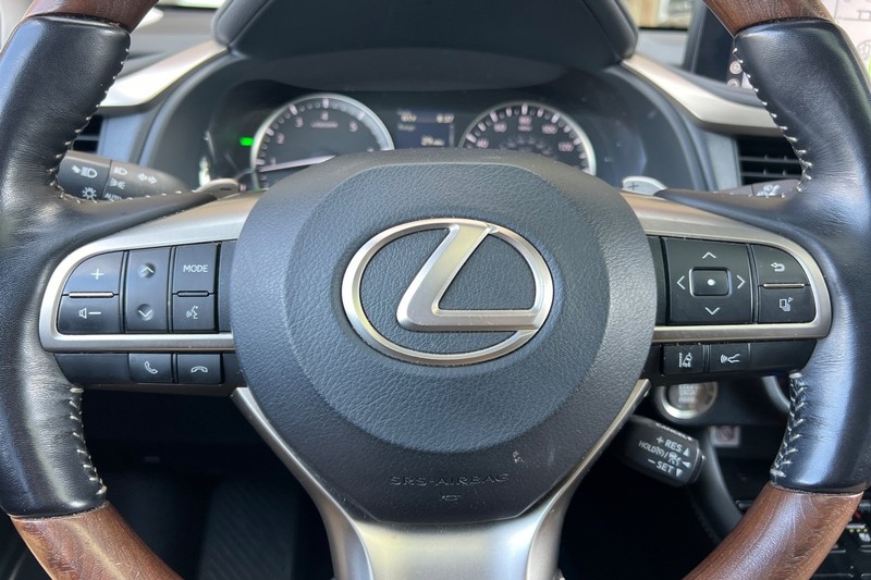Lexus RX Vehicle Full-screen Gallery Image 34