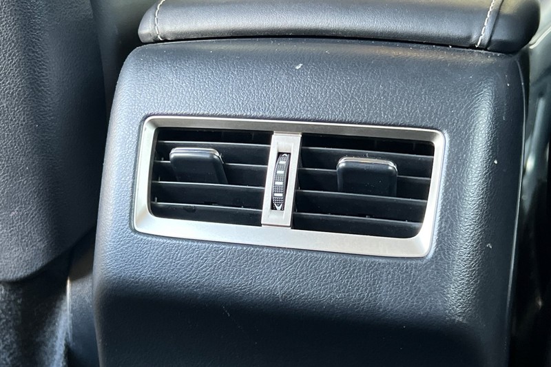 Lexus RX Vehicle Full-screen Gallery Image 42