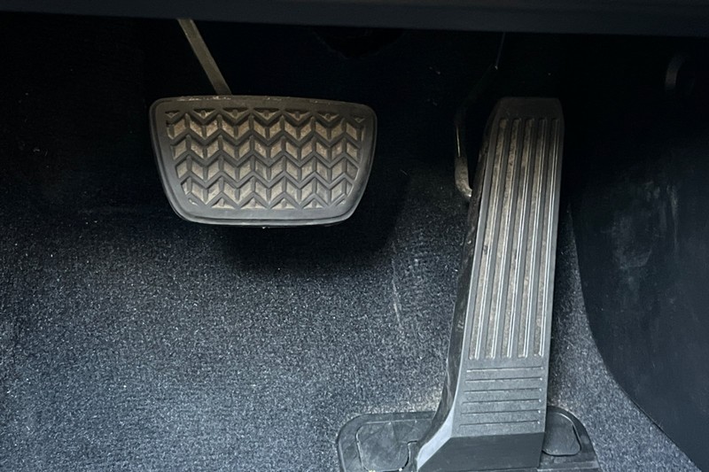 Lexus RX Vehicle Full-screen Gallery Image 44