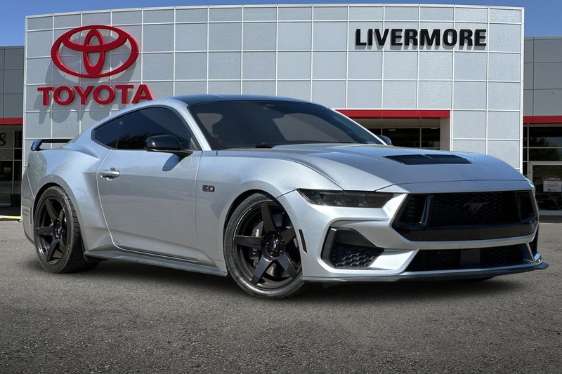 Ford Mustang Vehicle Full-screen Gallery Image 02