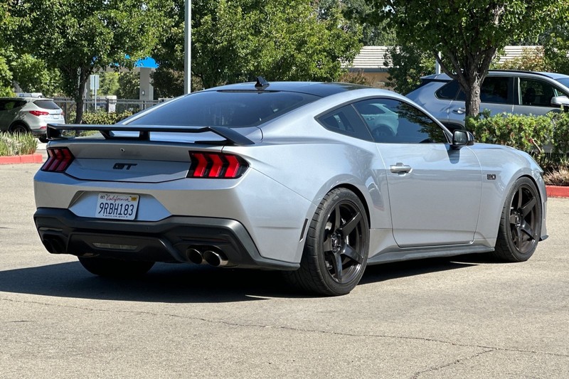 Ford Mustang Vehicle Full-screen Gallery Image 04