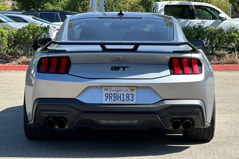 Ford Mustang Vehicle Full-screen Gallery Image 05