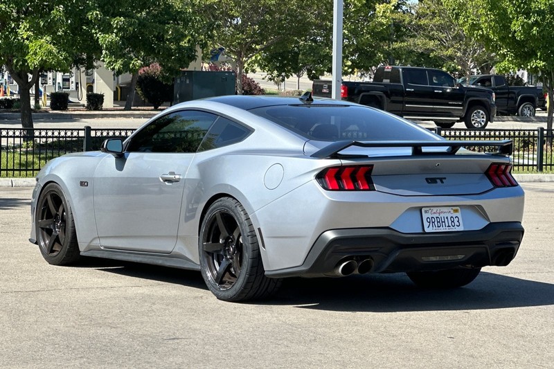 Ford Mustang Vehicle Full-screen Gallery Image 06