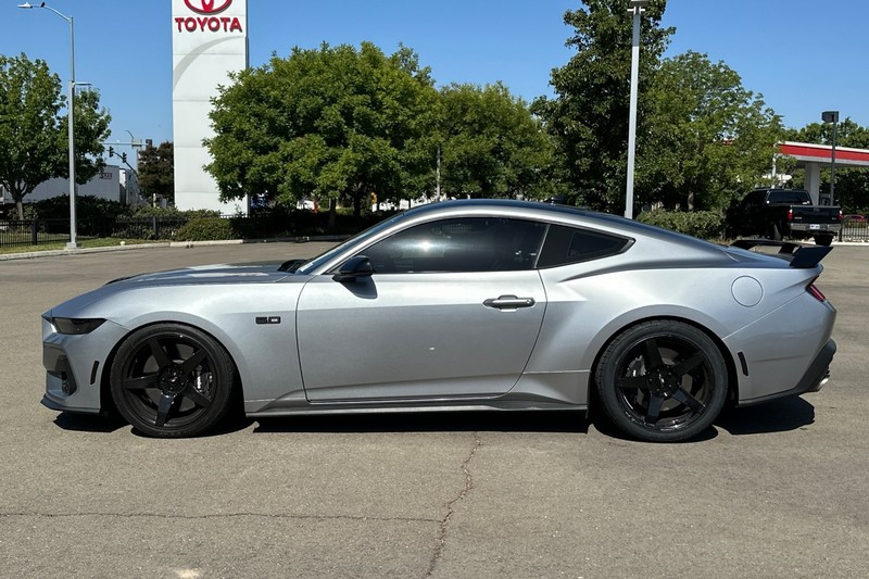Ford Mustang Vehicle Full-screen Gallery Image 07