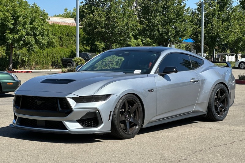 Ford Mustang Vehicle Full-screen Gallery Image 08