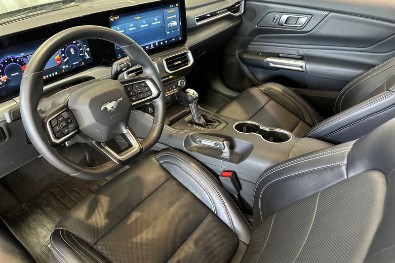 Ford Mustang Vehicle Full-screen Gallery Image 10
