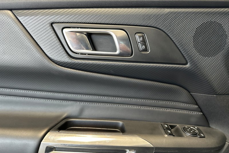 Ford Mustang Vehicle Full-screen Gallery Image 11