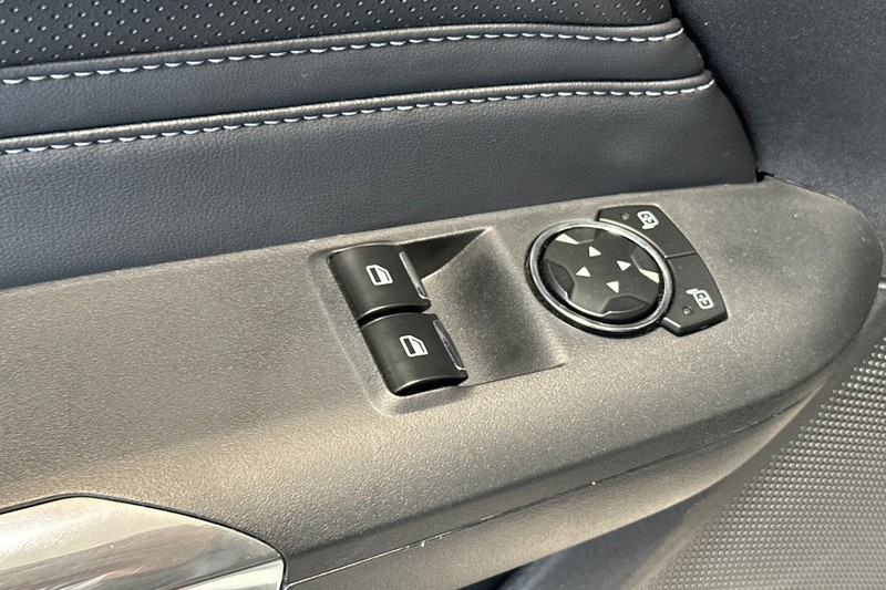 Ford Mustang Vehicle Full-screen Gallery Image 12