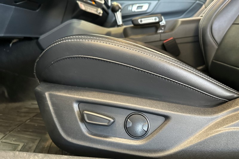 Ford Mustang Vehicle Full-screen Gallery Image 13