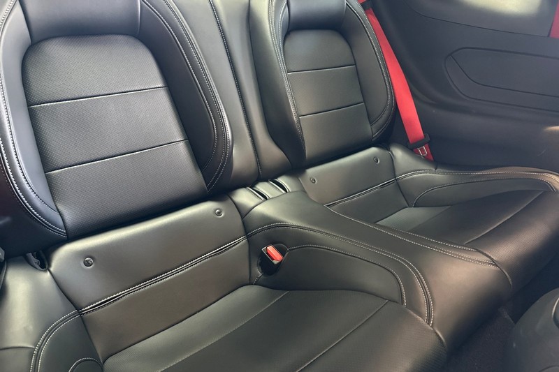 Ford Mustang Vehicle Full-screen Gallery Image 17