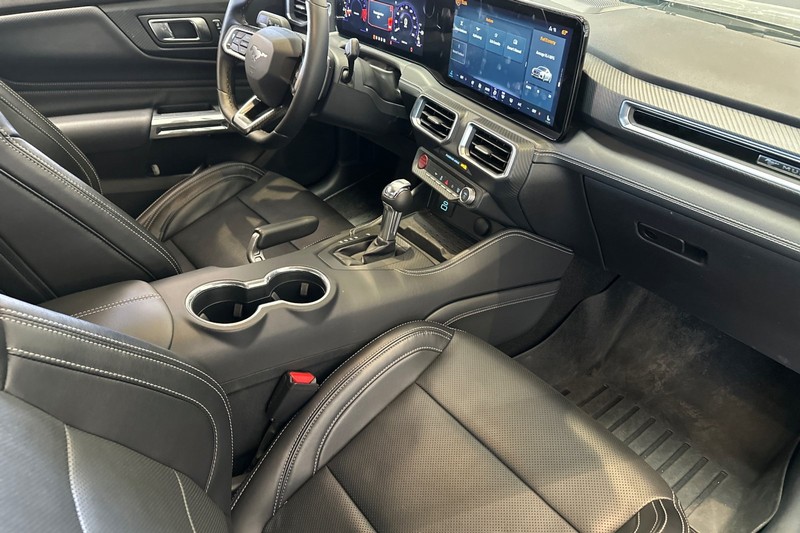 Ford Mustang Vehicle Full-screen Gallery Image 18