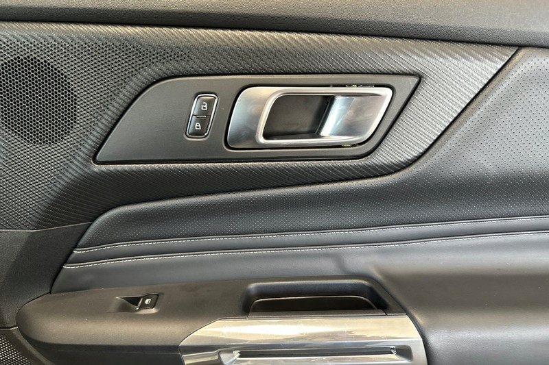 Ford Mustang Vehicle Full-screen Gallery Image 20