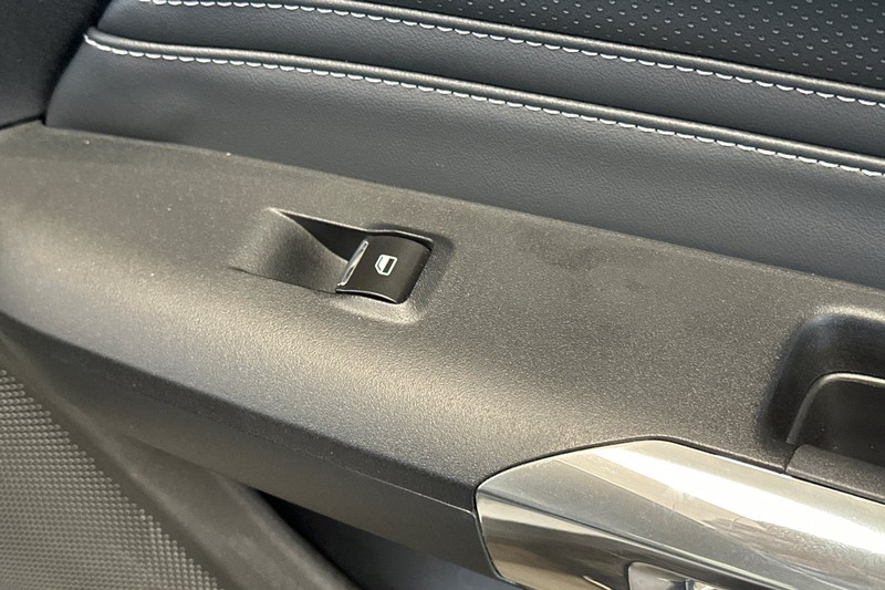 Ford Mustang Vehicle Full-screen Gallery Image 21