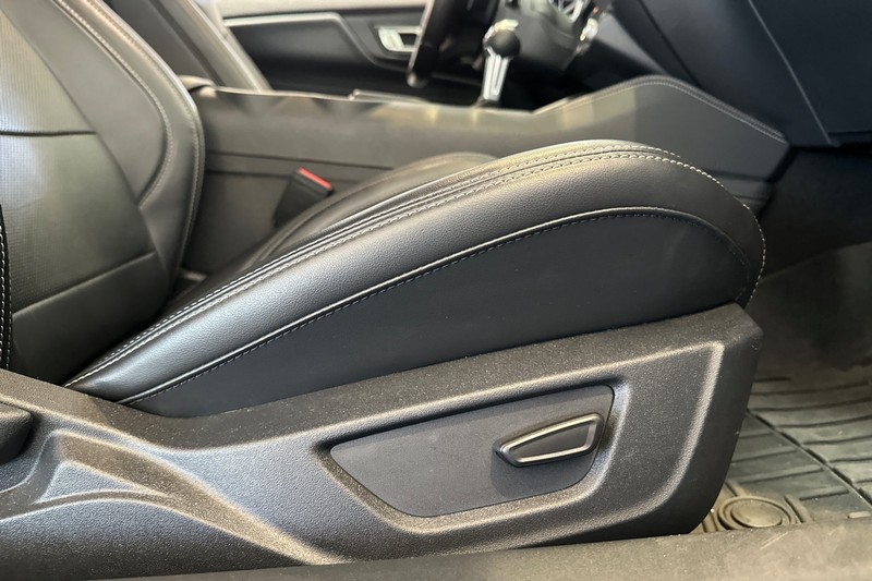 Ford Mustang Vehicle Full-screen Gallery Image 22