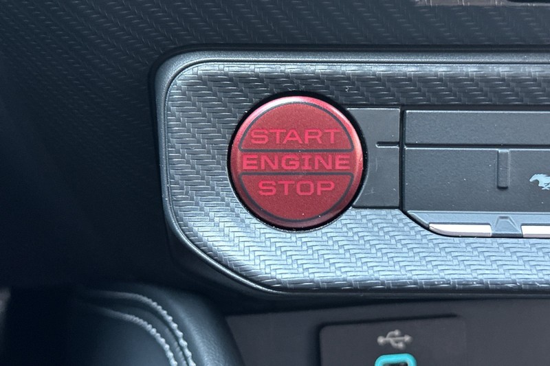 Ford Mustang Vehicle Full-screen Gallery Image 30