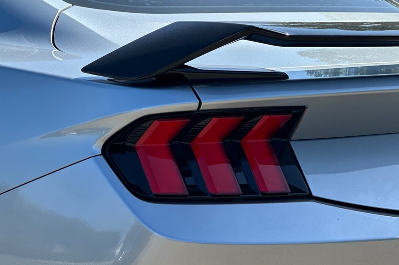 Ford Mustang Vehicle Full-screen Gallery Image 43