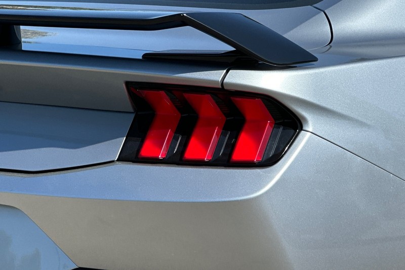 Ford Mustang Vehicle Full-screen Gallery Image 45