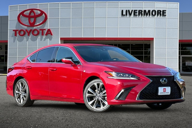 Lexus ES Vehicle Full-screen Gallery Image 02