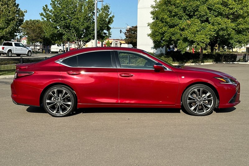 Lexus ES Vehicle Full-screen Gallery Image 03