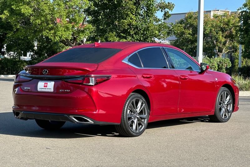 Lexus ES Vehicle Full-screen Gallery Image 04