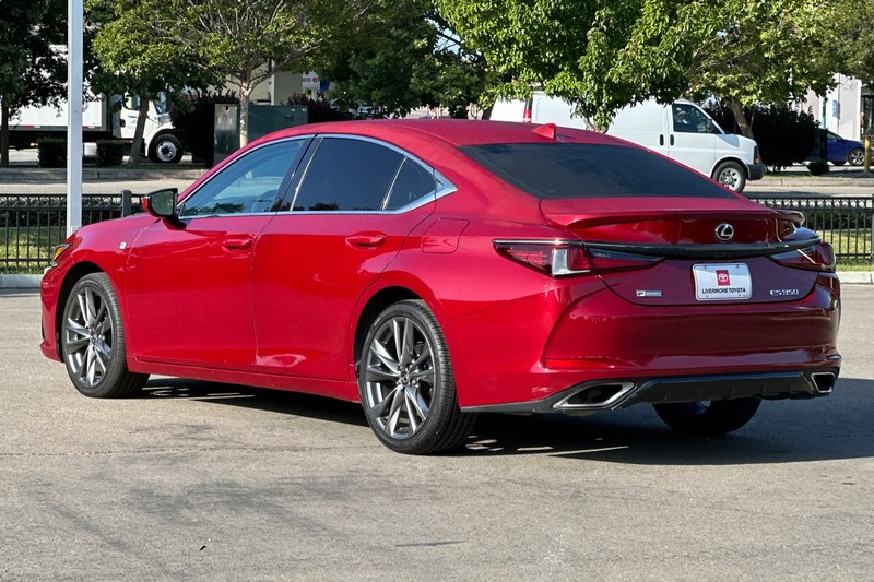 Lexus ES Vehicle Full-screen Gallery Image 06