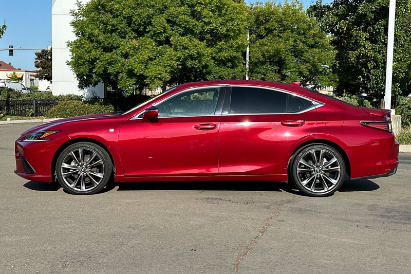 Lexus ES Vehicle Full-screen Gallery Image 07