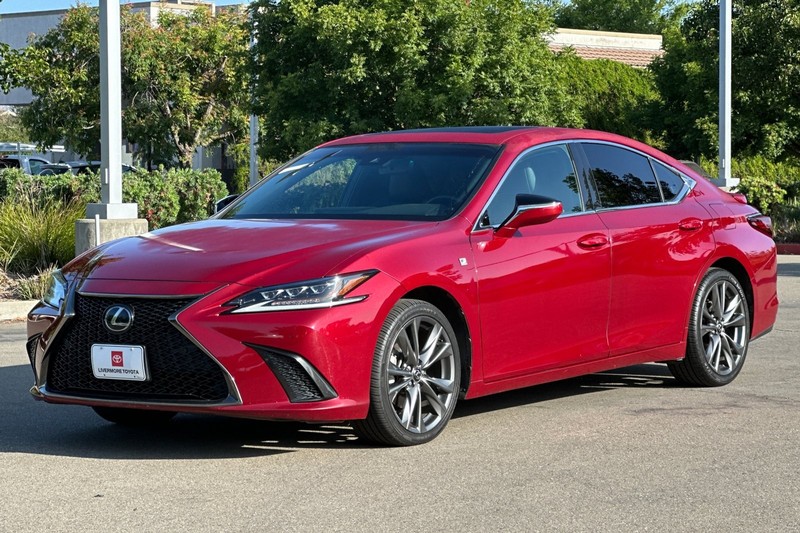 Lexus ES Vehicle Full-screen Gallery Image 08