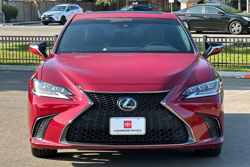Lexus ES Vehicle Full-screen Gallery Image 09