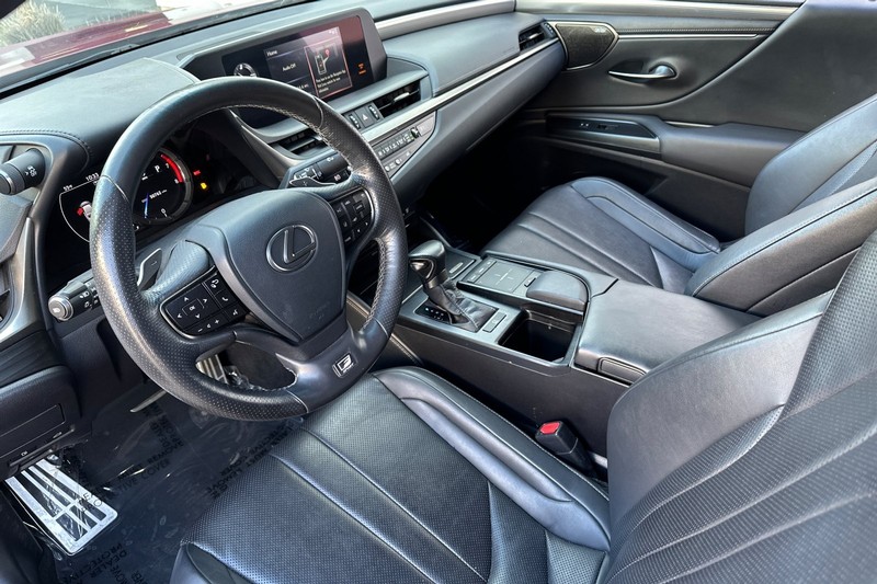 Lexus ES Vehicle Full-screen Gallery Image 10