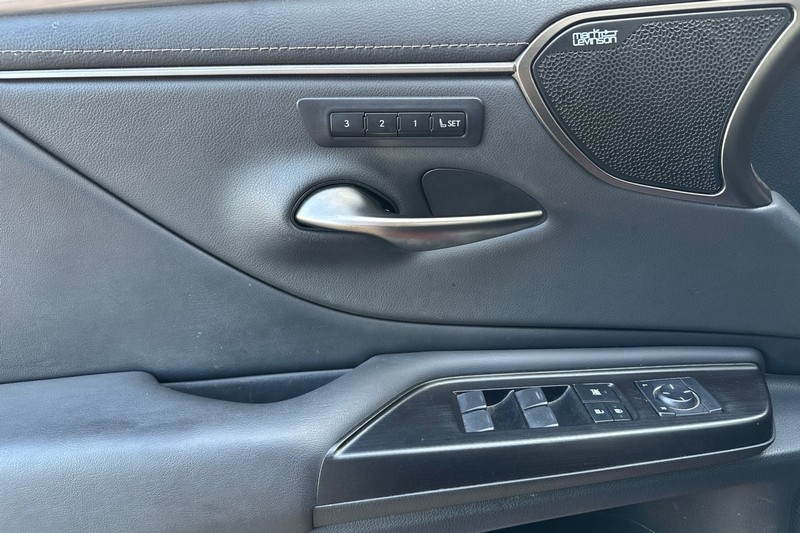 Lexus ES Vehicle Full-screen Gallery Image 11