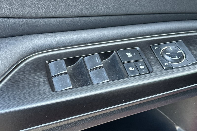Lexus ES Vehicle Full-screen Gallery Image 12